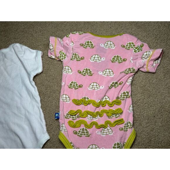 Lot of 2 Onesies, 0-3 month,‎ Magnolia Baby & KicKee Pants, Bamboo & Pima Cotton - Picture 8 of 9